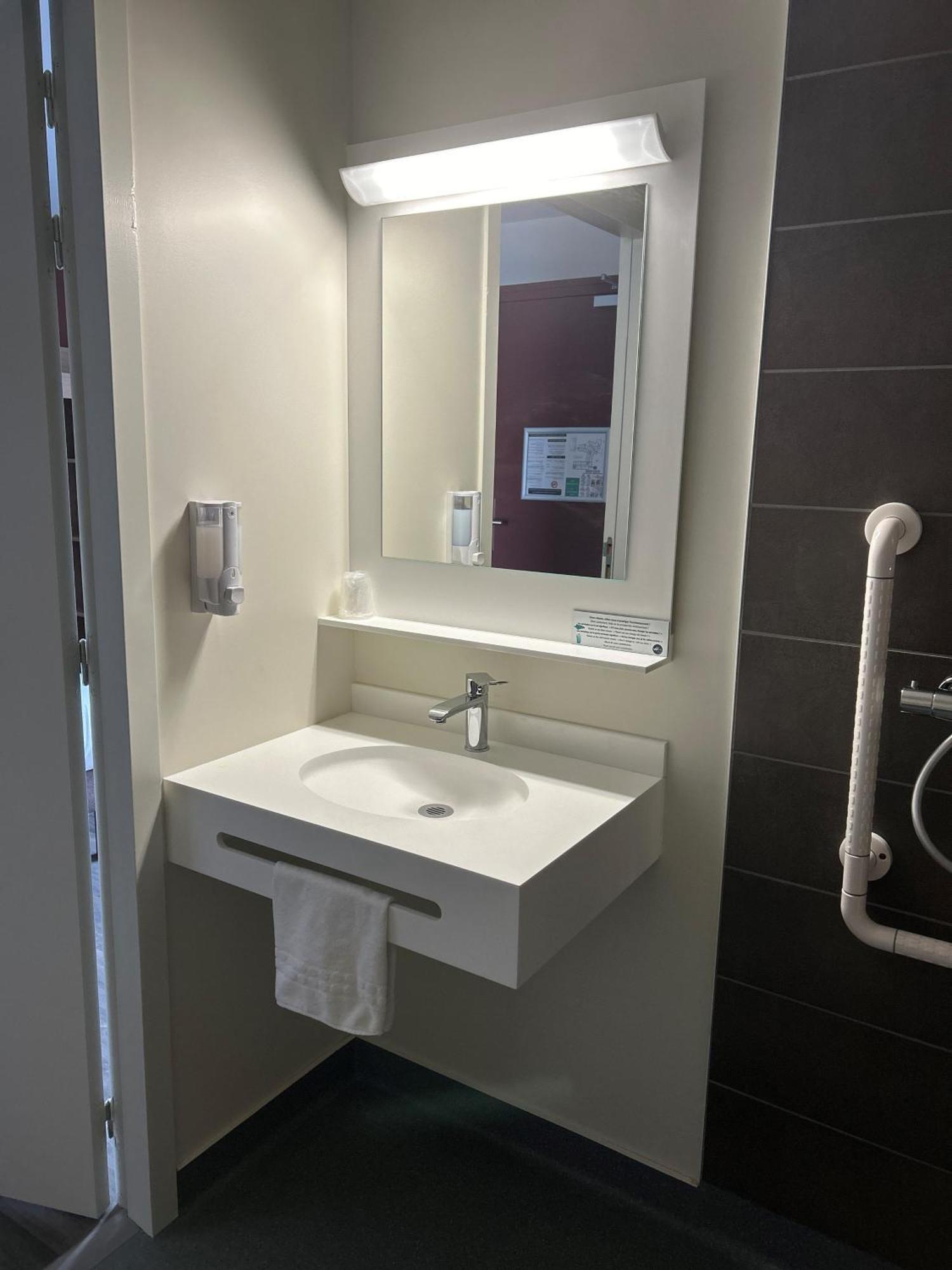 Hotel Wood Inn Bordeaux Aeroport Мериньяк Екстер'єр фото